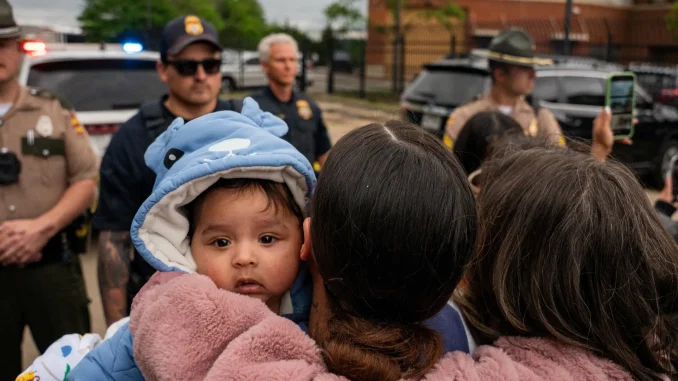 2025-05-04T232553Z_1193063360_RC28BEAC1V9U_RTRMADP_3_USA-TRUMP-MIGRANTS-1746459046.webp.webp