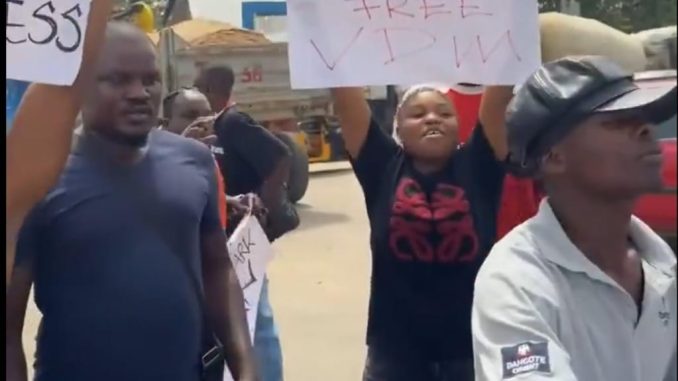 Protesters-storm-GT-Bank-over-verydarkman-arrest.jpg