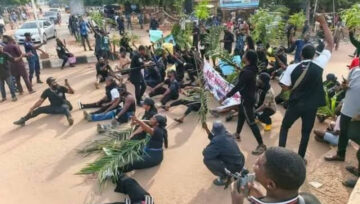 Outrage in Benue: Protesters Carry Corpses to Och’Idoma’s Palace Over Fresh Herdsmen Killings [VIDEO]